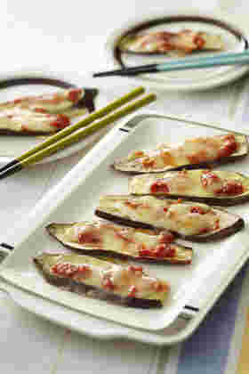 お皿に乗ったナスのサムジャンチーズ焼き
