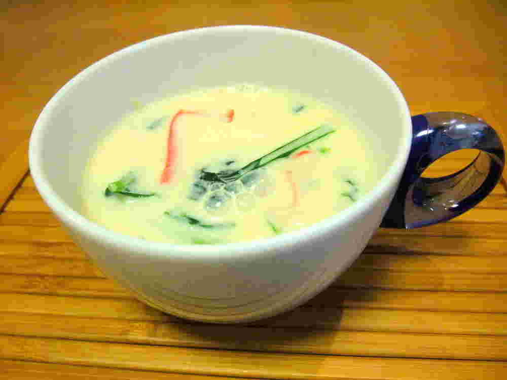 カニカマ入り小松菜の豆乳コンソメスープ