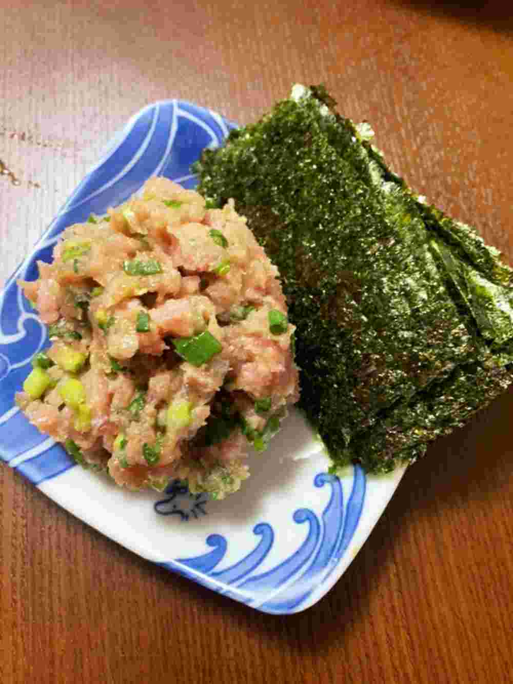 人気のあるいくら丼の副菜レシピでつくるネギトロの海苔巻き