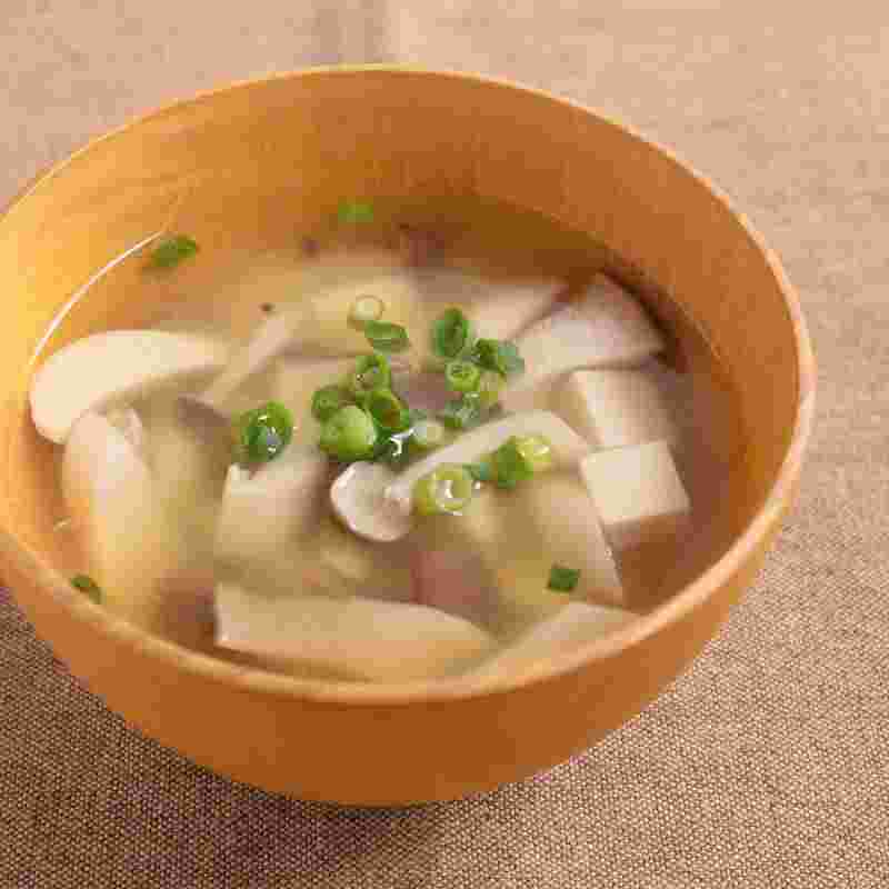 エリンギと豆腐の味噌汁が器に盛られている様子