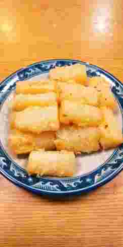 お皿に山盛りの大根のから揚げ