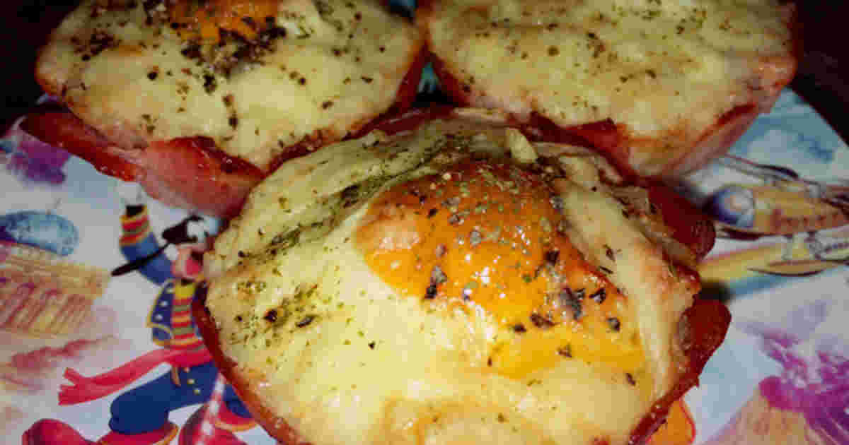 マフィン型で作るベーコンとうずらの卵のポテト焼き