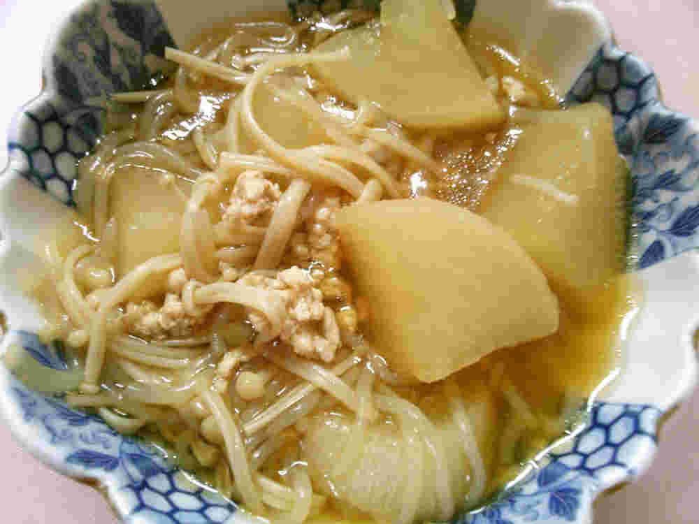 大根、しらたき、ひき肉、えのきで作った煮物