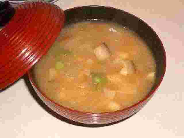 押し麦の味噌汁がお椀に盛られている様子