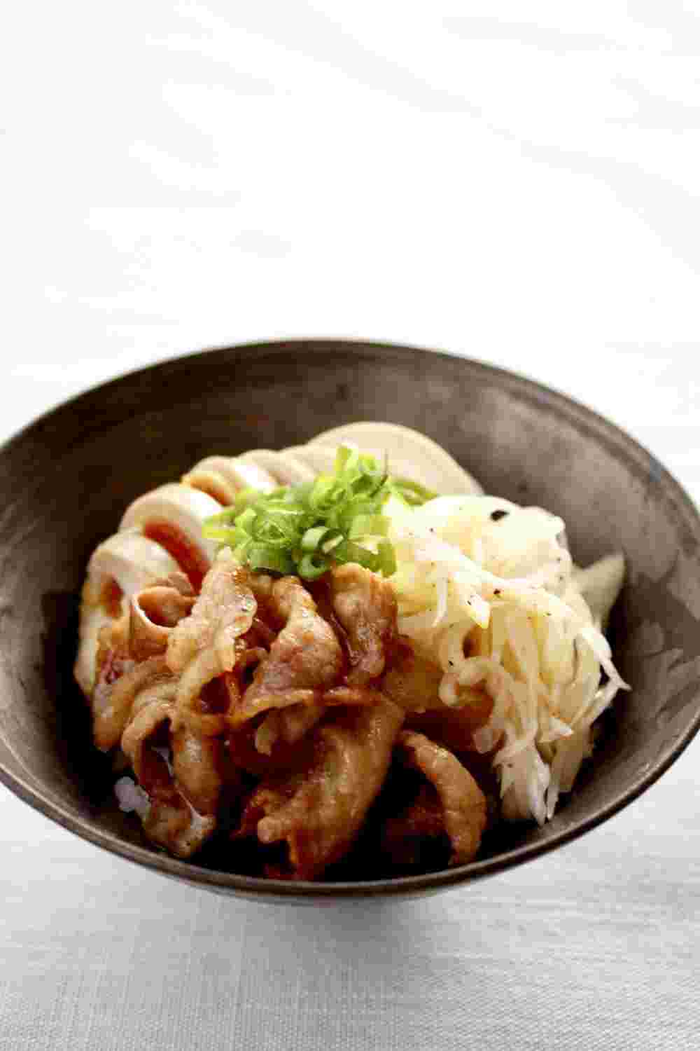 人気レシピでつくるゆで卵の醤油漬けを添えた豚丼