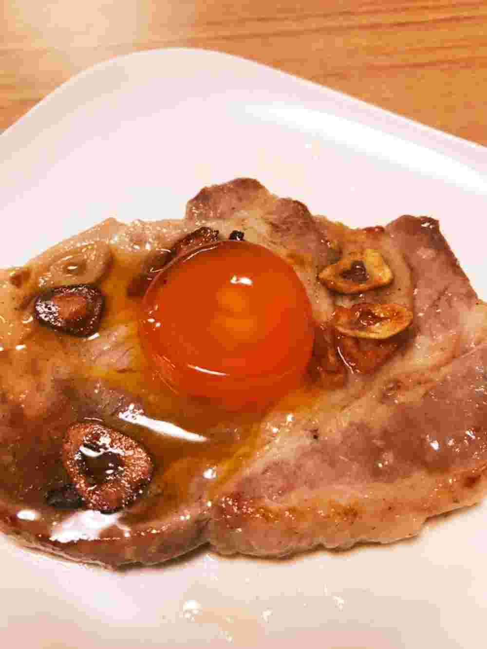 人気レシピで作るステーキの卵の醤油漬け添え