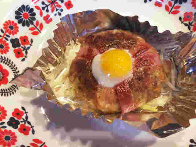 ベーコンとうずらの卵のロコモコバーグ