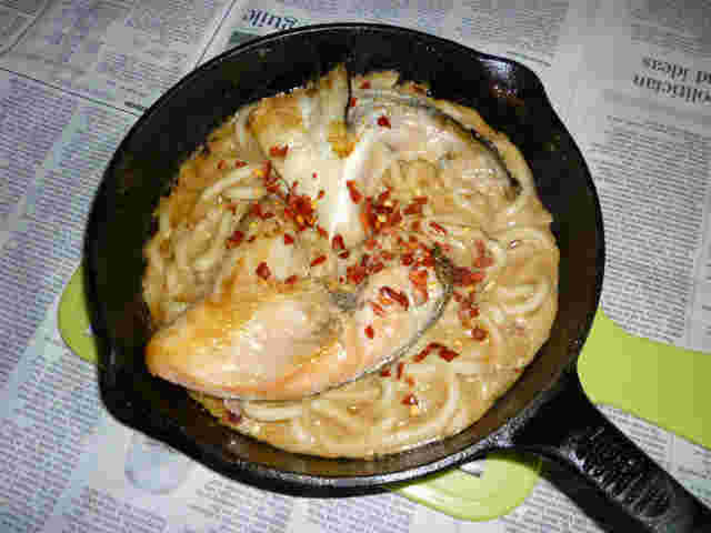 人気レシピで作る鮭カマの粕汁うどん