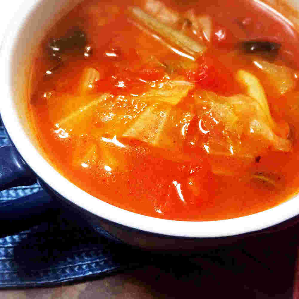 キャベツと小松菜しめじのトマトスープ