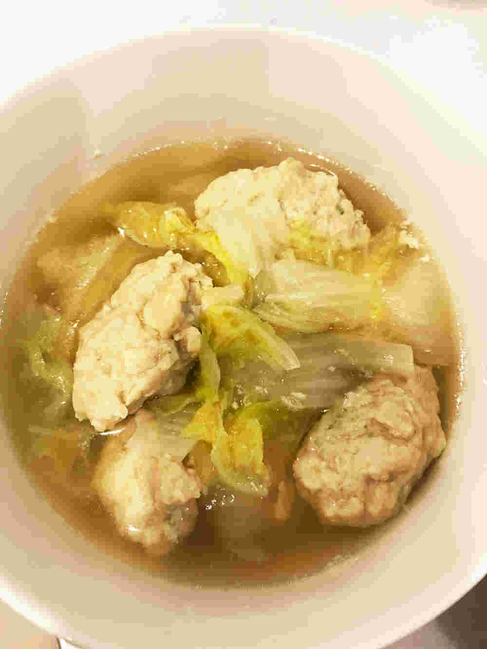 白菜と卵を使った鶏団子のスープ