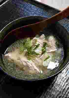 サラダチキンと生姜すりおろし、ごま油などで簡単に作る参鶏湯風サラダチキンスープ