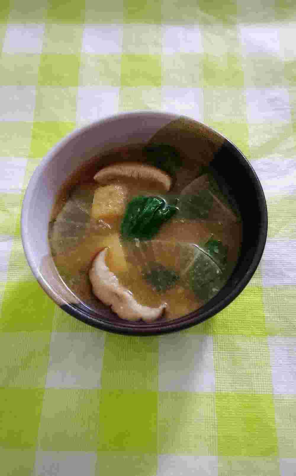 大根とほうれん草の味噌汁