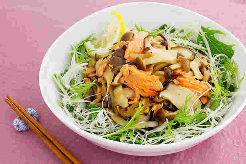 焼き鮭とエリンギなどのきのこが入ったサラダ