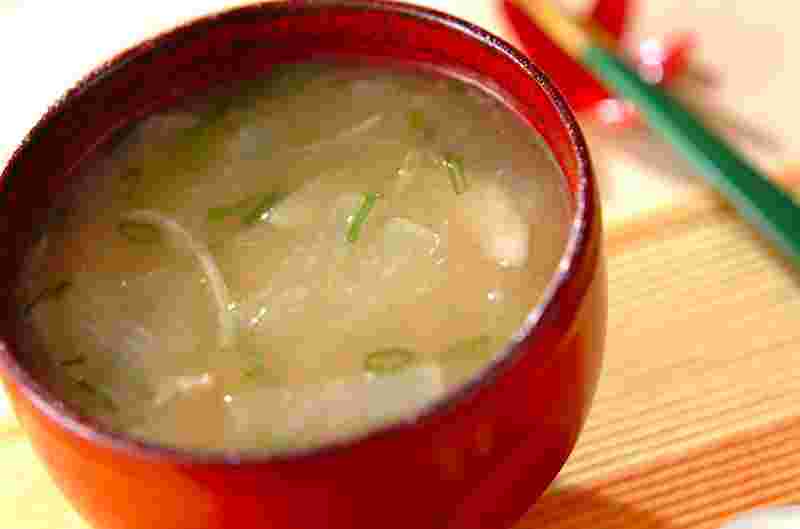 ぶりの竜田揚げに合う大根と玉ねぎを入れた味噌汁