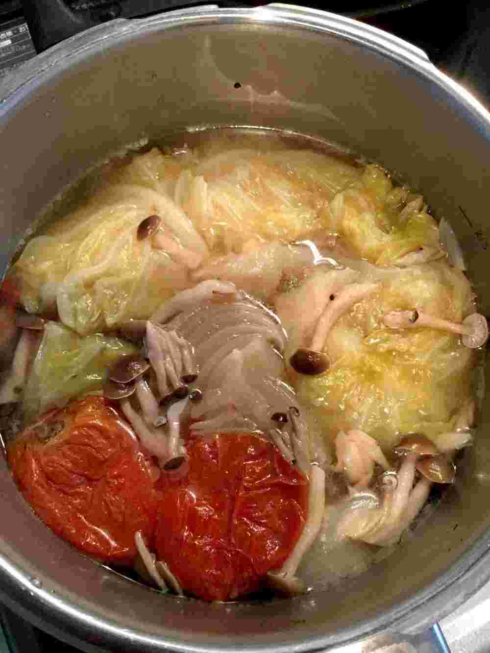 圧力鍋で作る手羽元とキャベツの薬膳風スープ