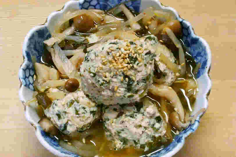 ニラしそ入りの鶏団子！和風肉団子スープ
