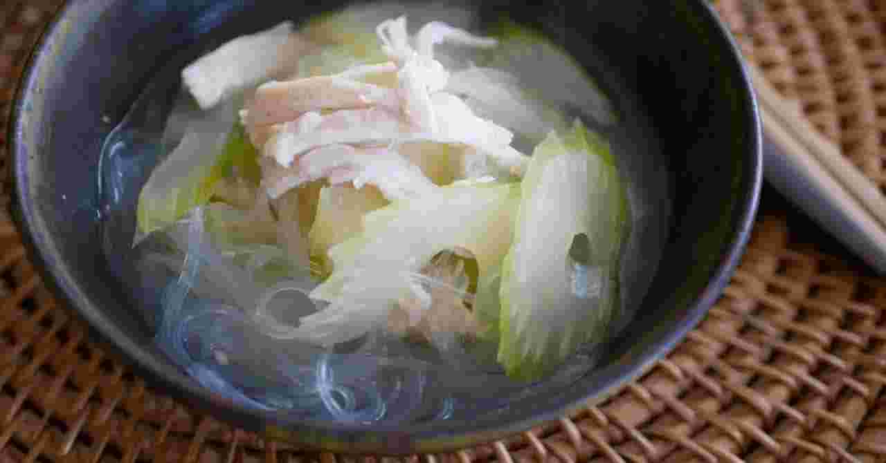 セロリと春雨で作ったサラダチキンスープ