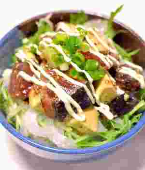 かつおのたたきと玉ねぎ、アボカドなどを乗せた丼