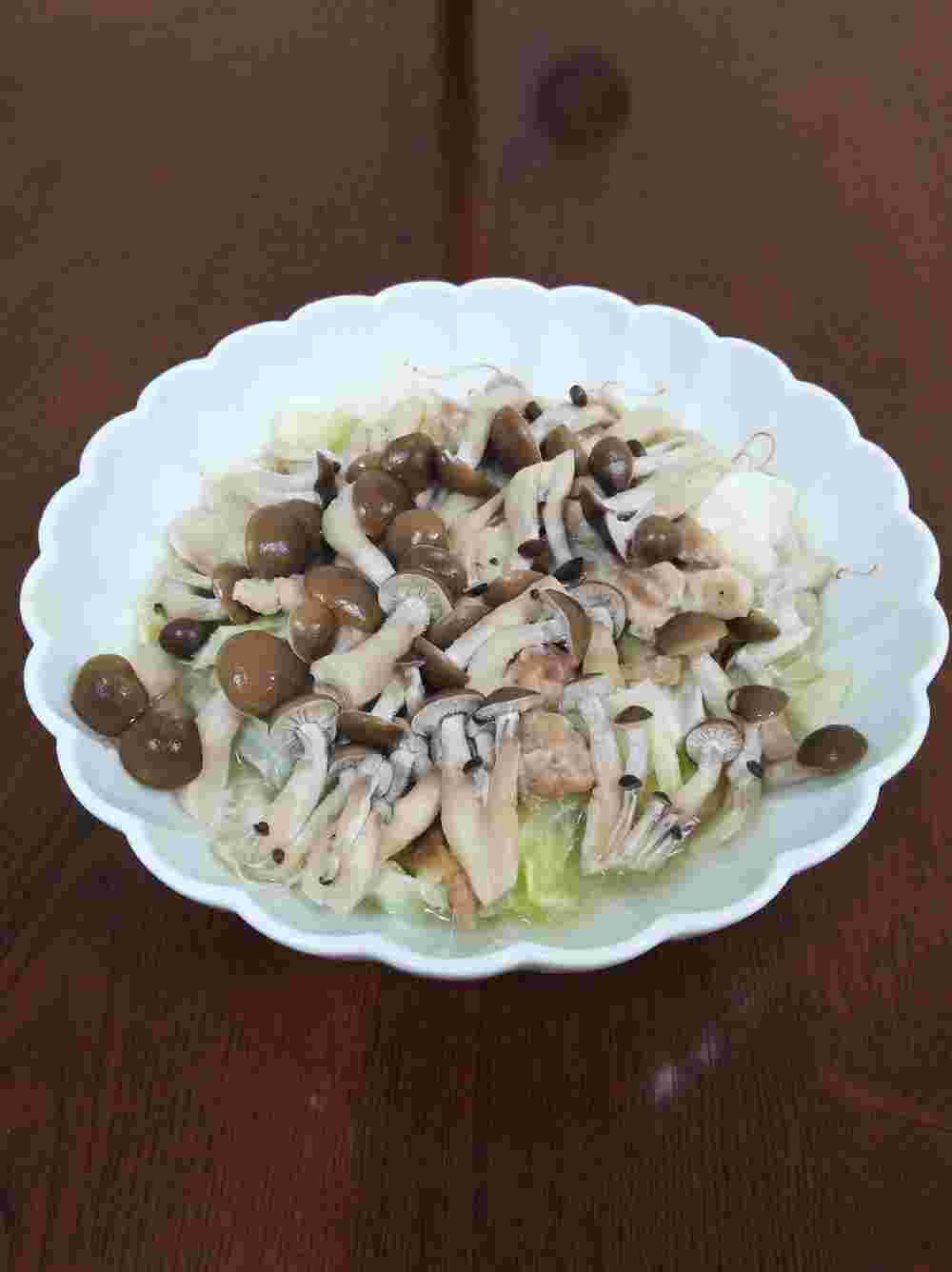 皿に盛られているキノコとせせりと野菜