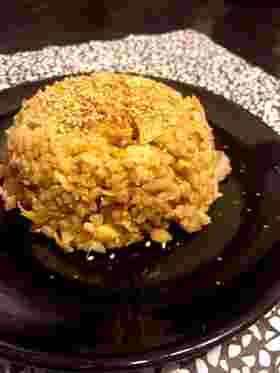 黒い皿に盛られた白菜チャーハン