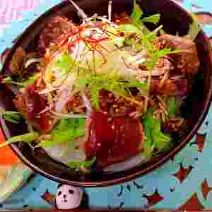 かつおのたたきと新玉ねぎを乗せた丼