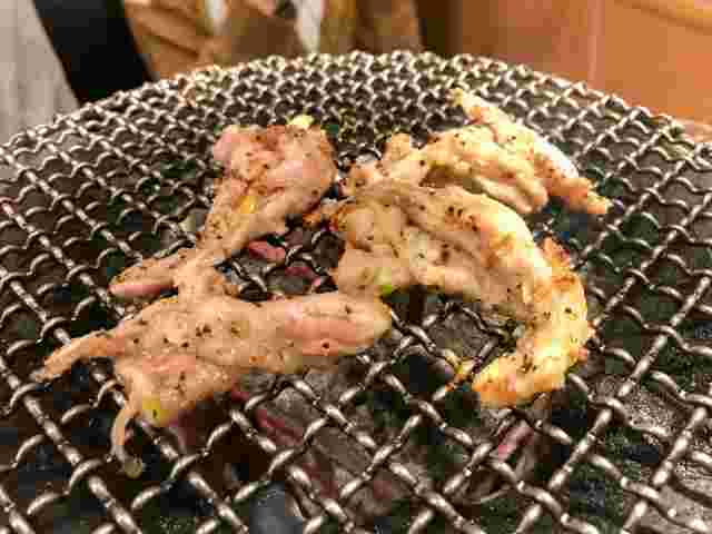 炭火で焼いている網焼きせせり
