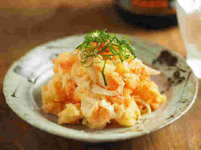 明太子ポテトサラダがお皿に盛られている様子