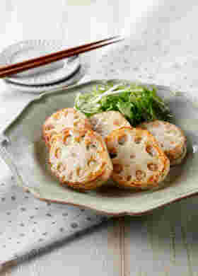 皿に盛られたれんこんと明太子の挟み焼き