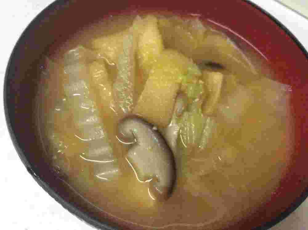 白菜と油揚げのお味噌汁