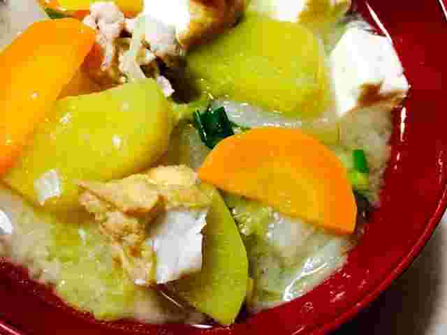 サツマイモや白菜が入った豚汁
