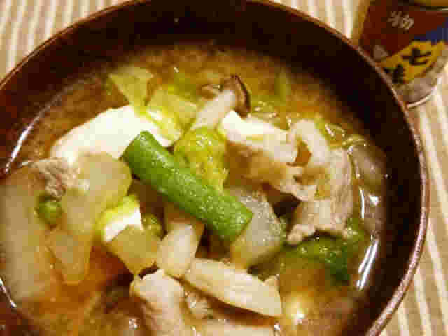白菜などの野菜が具沢山な豚汁