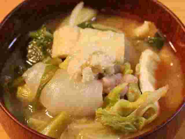 生姜と白菜が入った豚汁