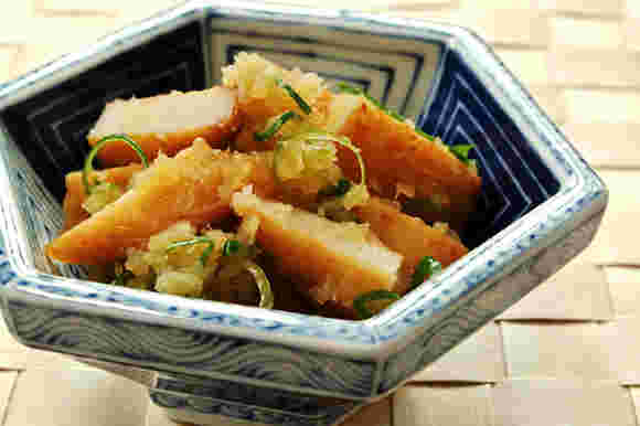 炒めたさつま揚げに大根おろしをかけたおかず