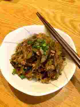 白いお皿に乗った麻婆なす春雨とお箸