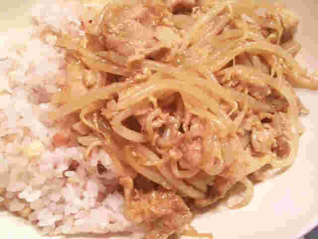 豚肉の和風カレーもやし丼