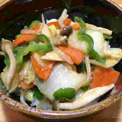 白菜、ピーマン、人参など野菜だけで作ったあんかけ丼