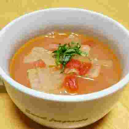 白菜、ピーマン、トマト、ひき肉などを煮込んだケチャップ入りコンソメスープ