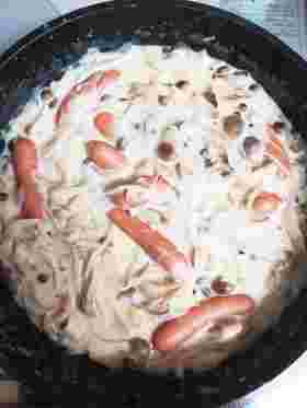 小麦粉を使ったソーセージときのこのマヨシチュー