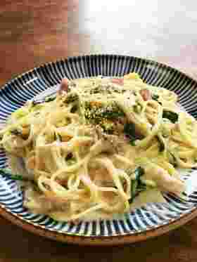 ベーコンと春菊のクリームパスタがお皿に盛られている様子