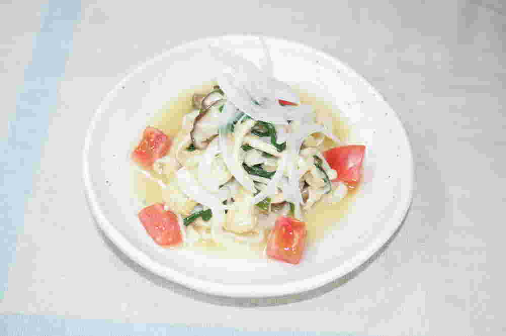 お揚げ入り豆乳うどんこんにゃくサラダ