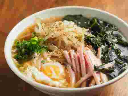 わかめともやしを使ったラーメンが器に盛られている様子
