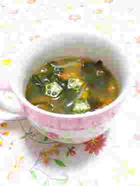 トマトの酸味が爽やかなわかめと玉ねぎの中華スープ