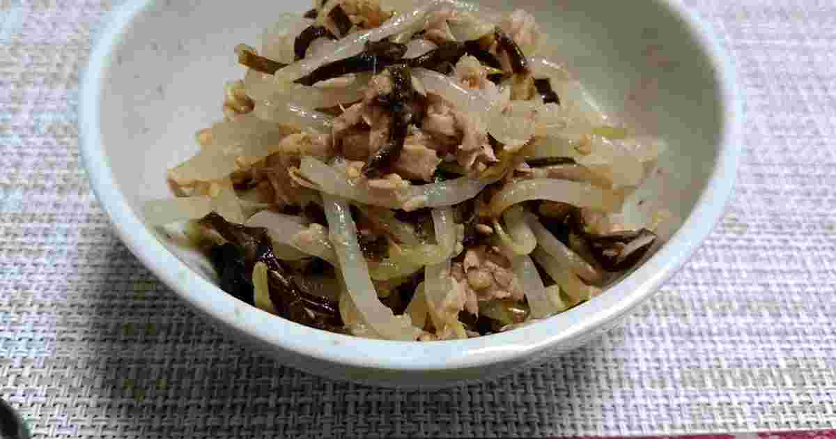 ツナと塩昆布ともやしの料理が器に盛られている様子