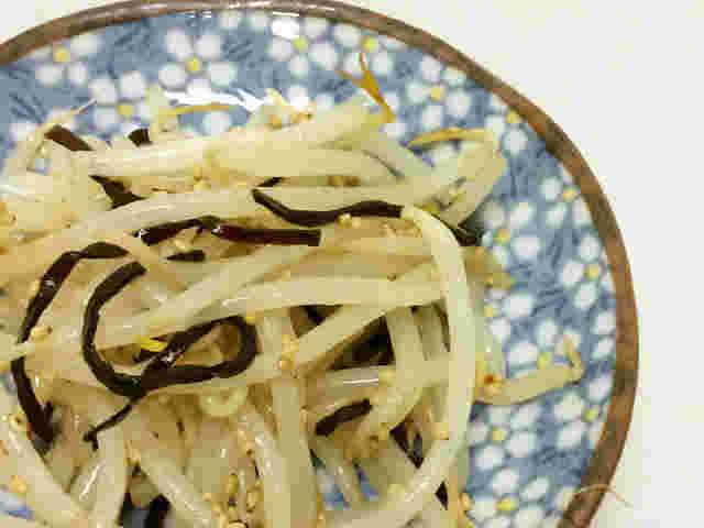 もやしと塩昆布のナムルがお皿に盛られている様子