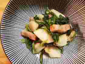 梨入りベーコンと春菊の料理がお皿に盛られている様子