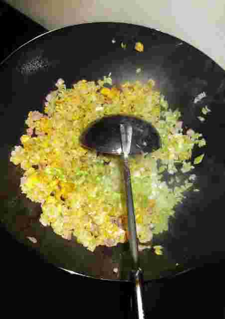 中華鍋で炒めているチャーハン