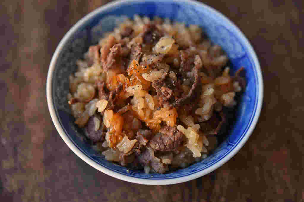 こんにゃくと牛肉の炊き込みご飯