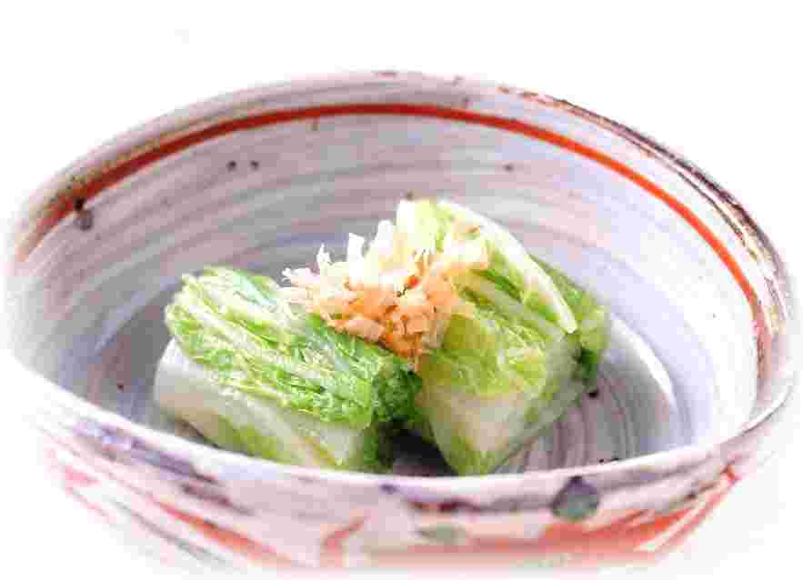 鰹節ののせられた白菜のおひたし