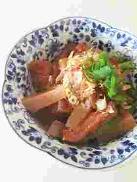こんにゃく、さつま揚げ、大根を甘辛く煮詰めてかつおぶしとねぎをかけた煮物