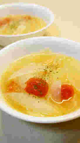 甘みと酸味のバランスが抜群の新玉ねぎとプチトマトのスープ